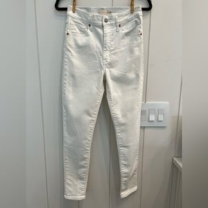 Levi’s women’s white super skinny denim jeans. Size 27. Worn once!